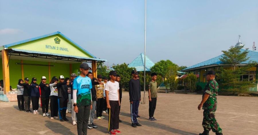 Babinsa Koramil 01/Tembilahan Serka S. Simbolon Gembleng Siswa MTsN 2 Inhil Jelang HUT RI