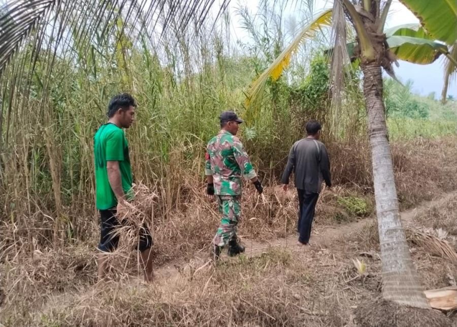 Babinsa Koramil 01/Tembilahan Serka Jondri Sisir Tapal Batas Bersama Warga