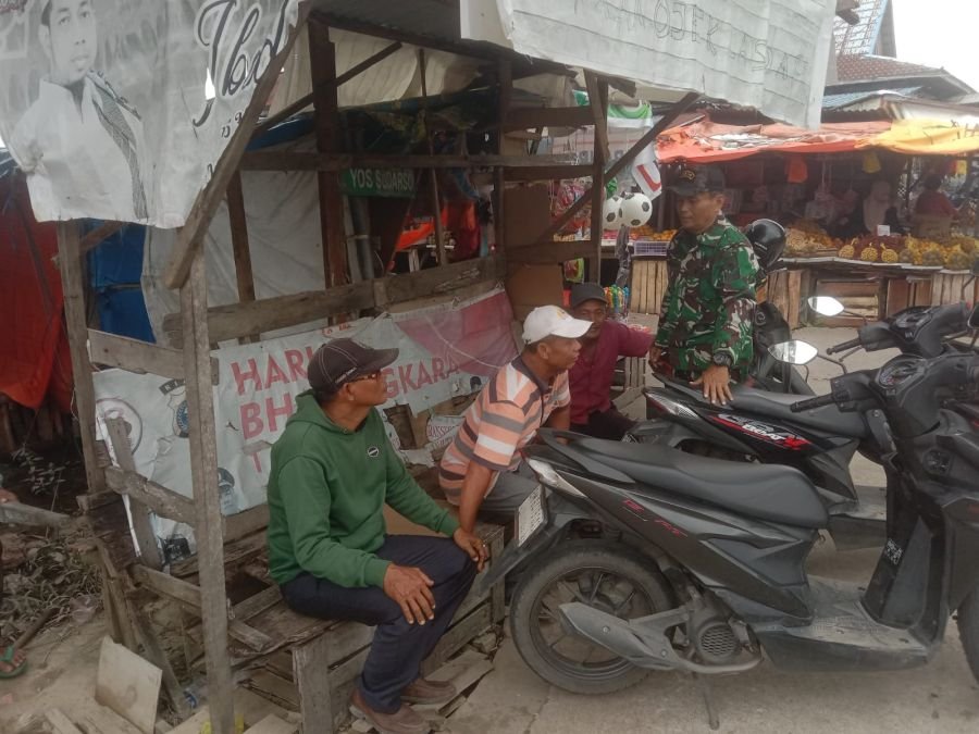 Babinsa Koramil 01/Tembilahan Serma Nuryadi Tekan Risiko Kecelakaan Ojek
