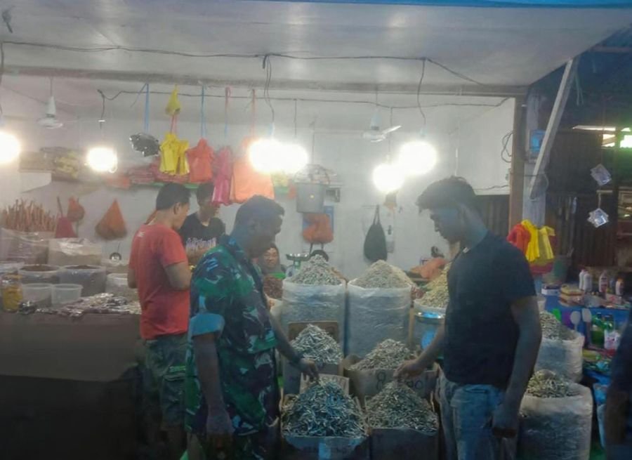 Babinsa Koramil 01/Tembilahan Serma Nuryadi Perkuat Keamanan dan Kebersihan Pasar Rakyat