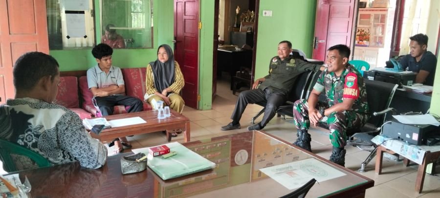 Babinsa Koramil 01/Tembilahan Sertu Abd. Ali Sabri Gandeng Warga Wujudkan Desa Bersih