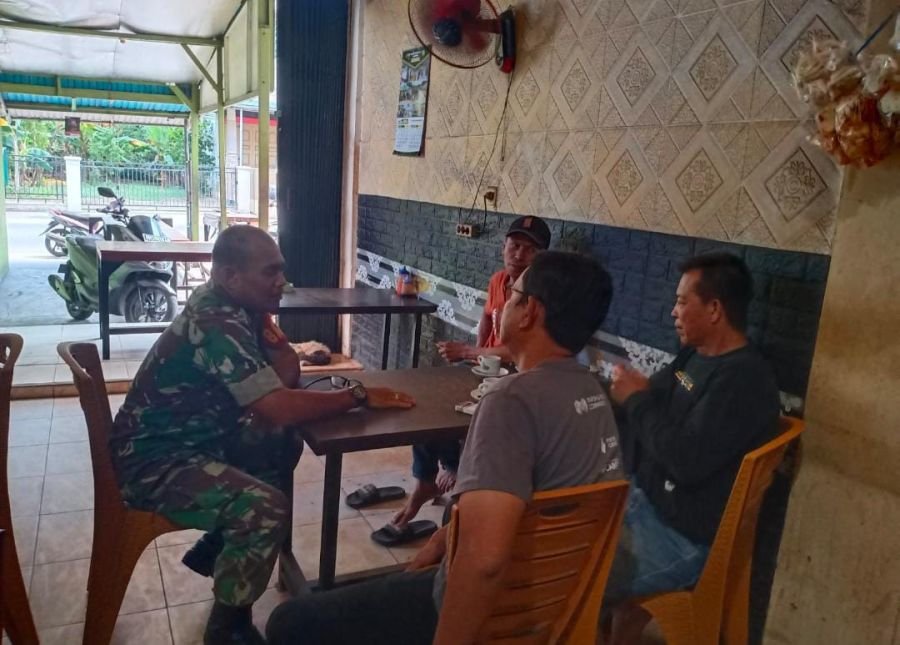 Babinsa Koramil 01/Tembilahan Sertu Anton Perkuat Sinergi Warga Jaga Lingkungan