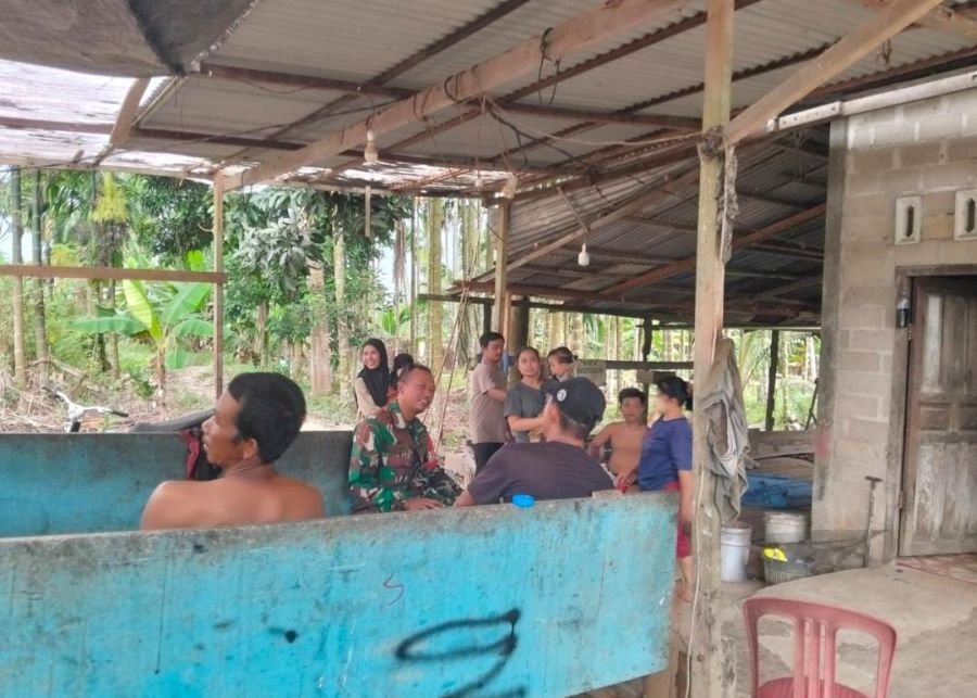 Babinsa Koramil 01/Tembilahan Sertu Suratno Dorong Warga Aktifkan Kembali Poskamling