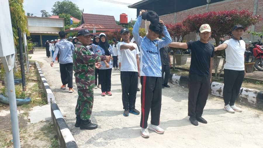 Babinsa Koramil 02 Bukit Kapur Latih PBB 68 Siswa SMAN 3 Dumai, Tanamkan Disiplin dan Kekompakan