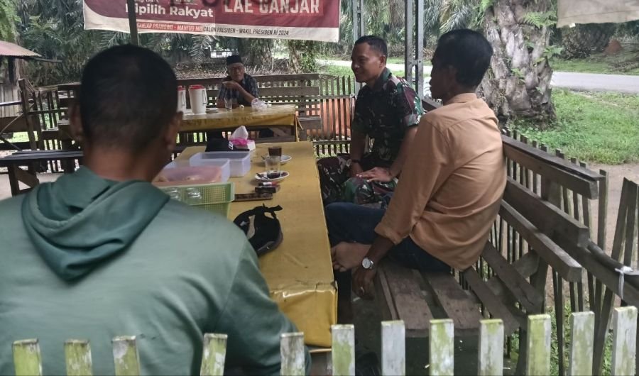 Babinsa Koramil 02 KT Intensifkan Komsos Demi Perkuat Kemanunggalan TNI-Rakyat
