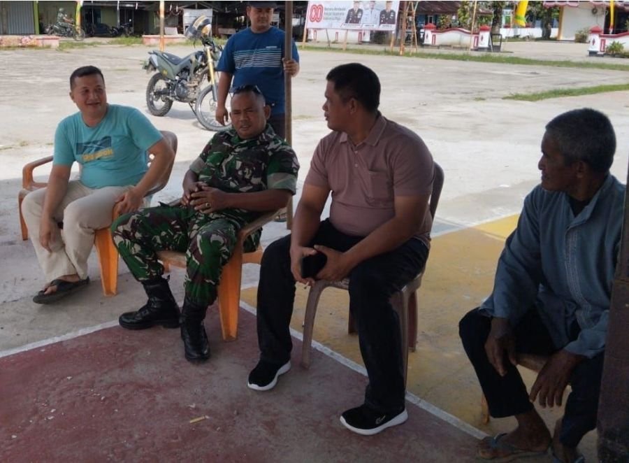 Babinsa Koramil 02 Rambah Kodim 0313/KPR Melaksanakan Komsos