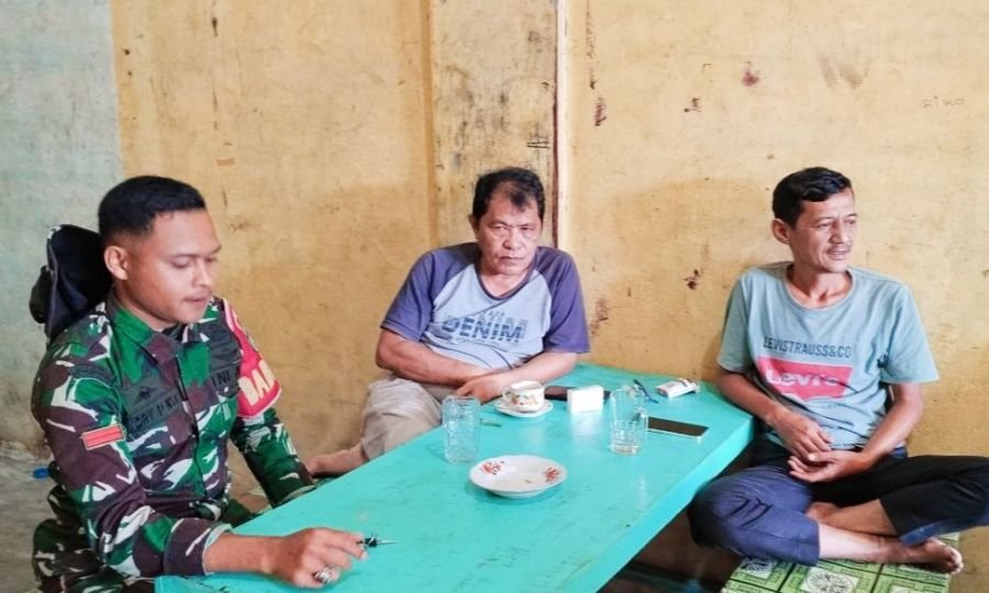 Babinsa Koramil 02 Rambah Kodim 0313/KPR Tingkatkan Komsos 