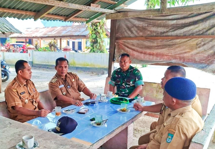Babinsa Koramil 02 Rambah Kodim 0313/KPR tingkatkan Komsos bersama Apdes