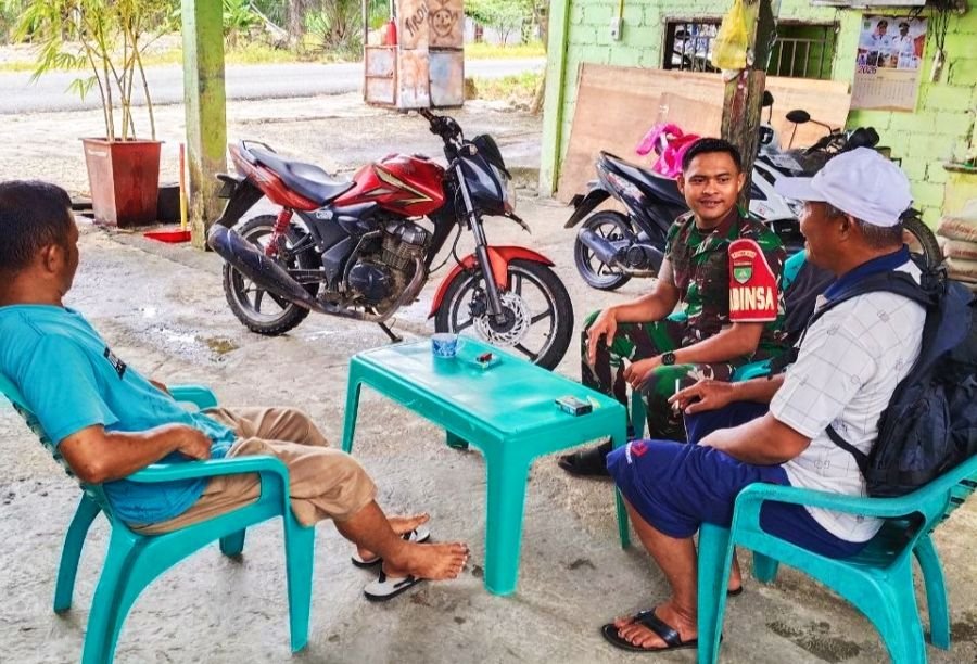 Babinsa Koramil 02 Rambah Kodim 0313/KPR Tingkatkan Silaturahmi bersama Warga