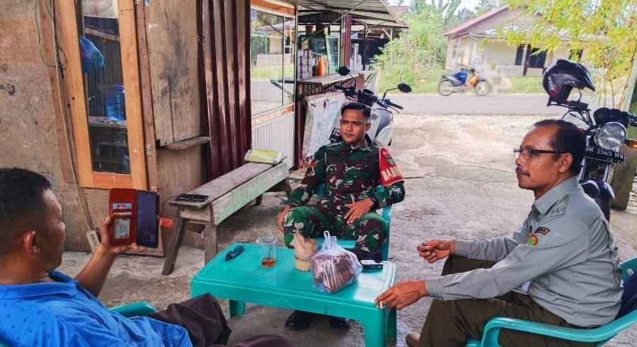 Babinsa Koramil 02 Rambah Kodim 0313/KPR Melaksanakan Komsos bersama Warga