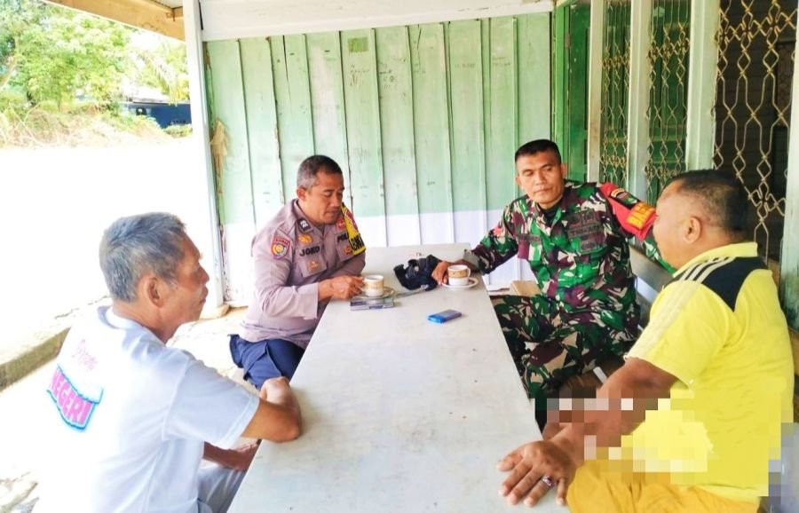 Babinsa Koramil 02 Rambah Kodim 0313/KPR bersama Bhabinkamtibmas Melaksanakan Komsos