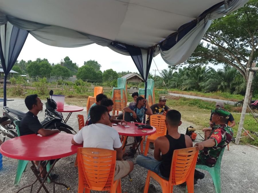 Babinsa Koramil 02 Sungai Apit Ajak Warga Cegah Karhutla