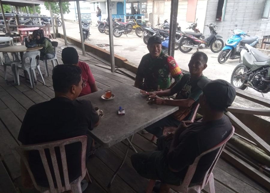 Babinsa Koramil 02 TEBING TINGGI Bertukar pikiran dengan masyarakat Tanjung samak
