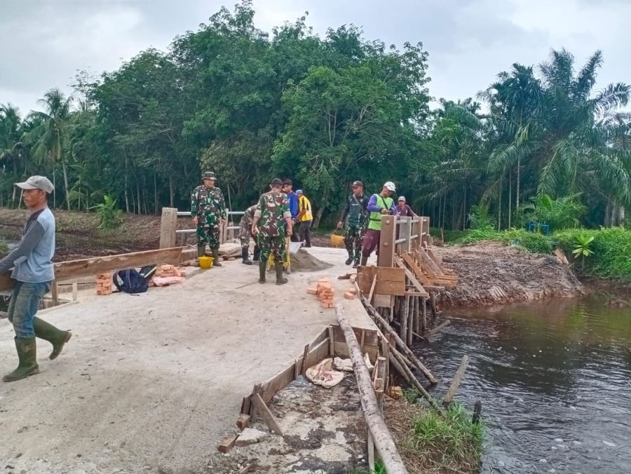 Babinsa Koramil 02 Tebing Tinggi Bersama Warga Bangun Jembatan Garuda di Desa Melai
