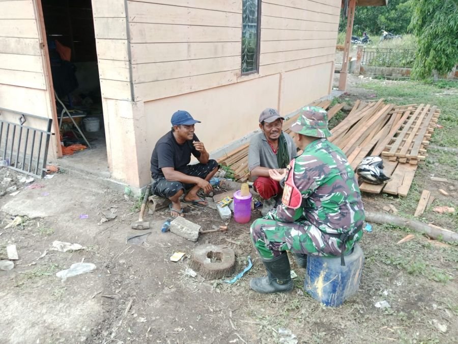 Babinsa Koramil 02 TEBING TINGGI Perkuat Silaturahmi dan Sinergitas Melalui Komsos di Desa Bantar
