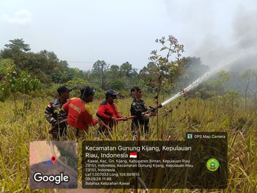 Babinsa Koramil 02/Bintim Bersama Warga Berhasil Padamkan Kebakaran Lahan Kosong di Kelurahan Kawal.