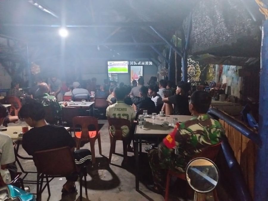 Babinsa Koramil 02/Bintim Nobar Piala Dunia Bersama Warga, Inggris Kalahkan Prancis 6-4