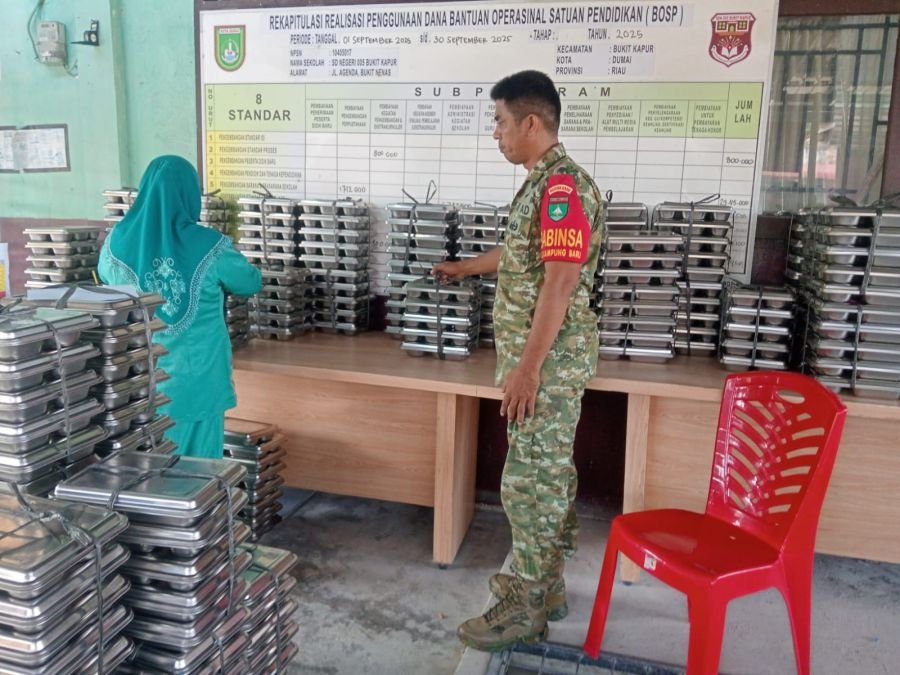 Babinsa Koramil 02/Bukit Kapur Dampingi Penyaluran Makanan Bergizi Gratis kepada 997 Pelajar