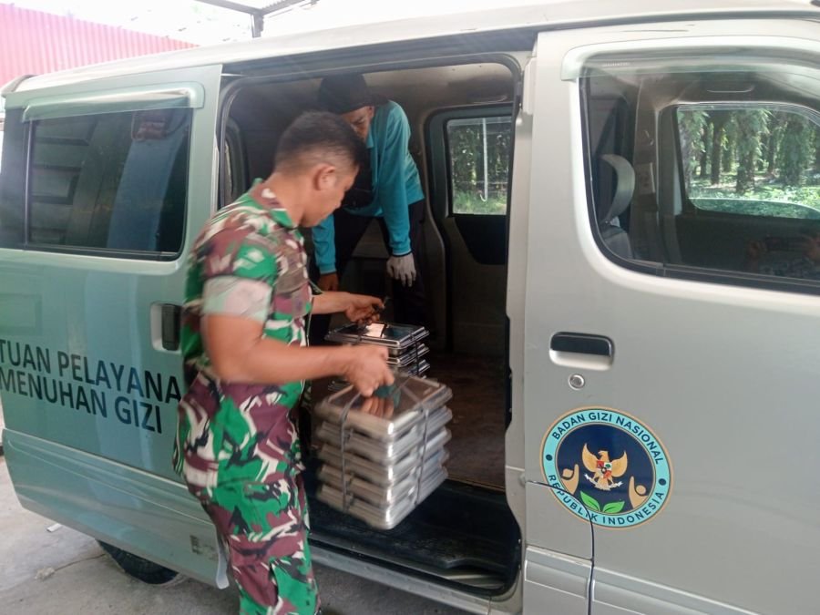 Babinsa Koramil 02/Bukit Kapur Dampingi Penyaluran Makan Bergizi Gratis untuk 997 Penerima Manfaat