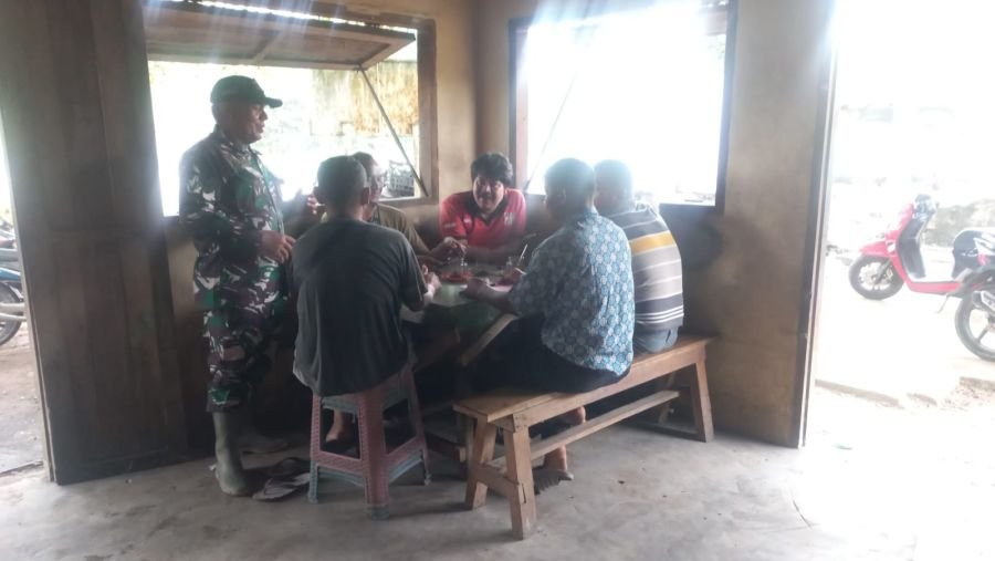 Babinsa Koramil 02/Bukit Kapur Gencarkan Komsos, Ajak Masyarakat Jaga Keamanan