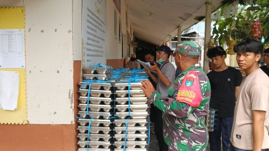 Babinsa Koramil 02/Bukit Kapur Kodim 0320/Dumai Dampingi Penyaluran 2.208 Porsi Makanan Bergizi