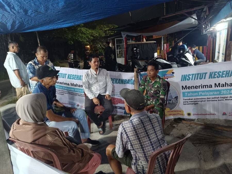 Babinsa Koramil 02/Kota Ajak Petugas Ronda Tingkatkan Pengawasan Keamanan Lingkungan
