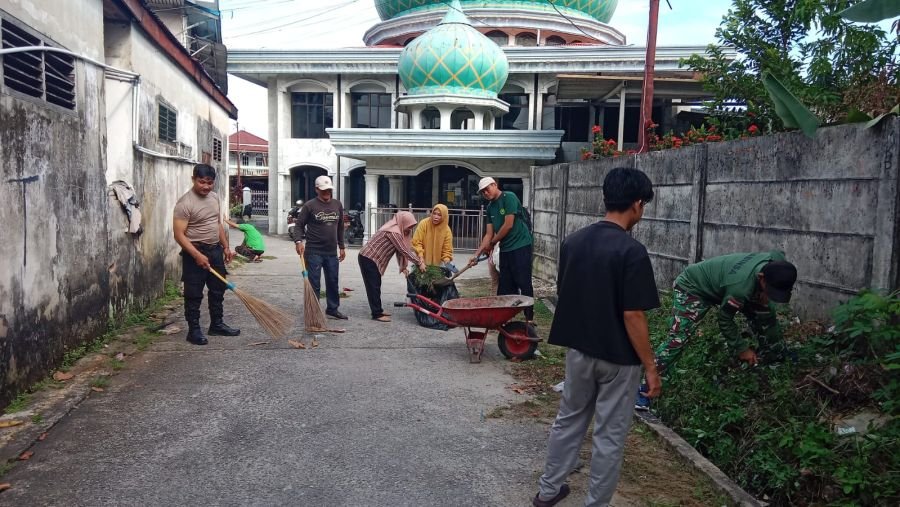 Babinsa Koramil 02/Kota Ajak Warga Gotong Royong Jaga Kebersihan Rumah Ibadah