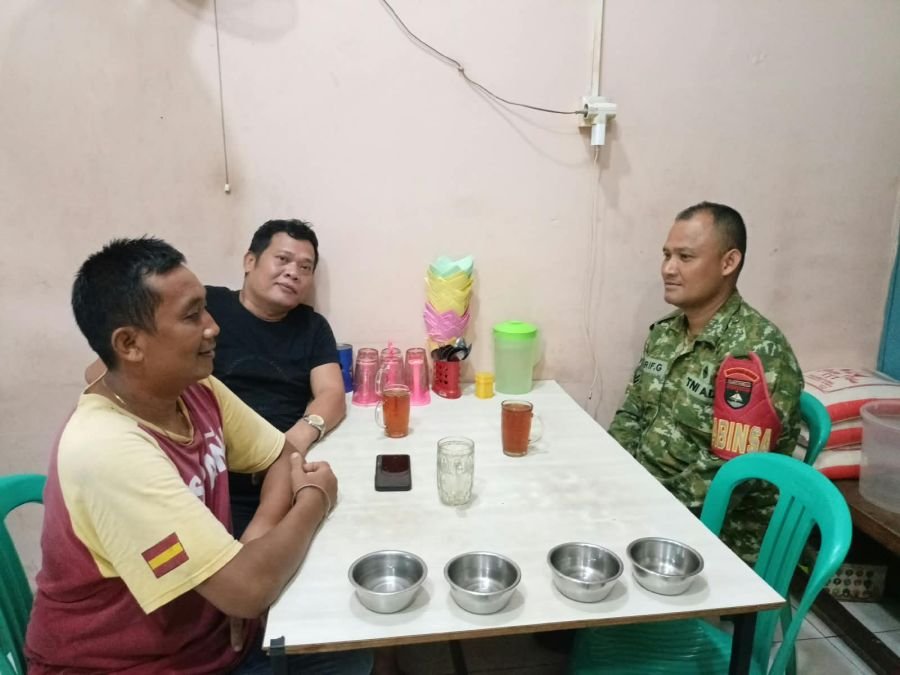 Babinsa Koramil 02/Kota Ajak Warga Maharatu Jaga Kebersihan Drainase Jelang Musim Hujan