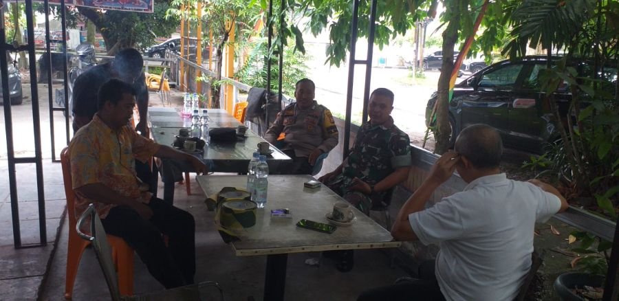 Babinsa Koramil 02/Kota Bangun Kedekatan dengan Warga Lewat Ngopi Santai