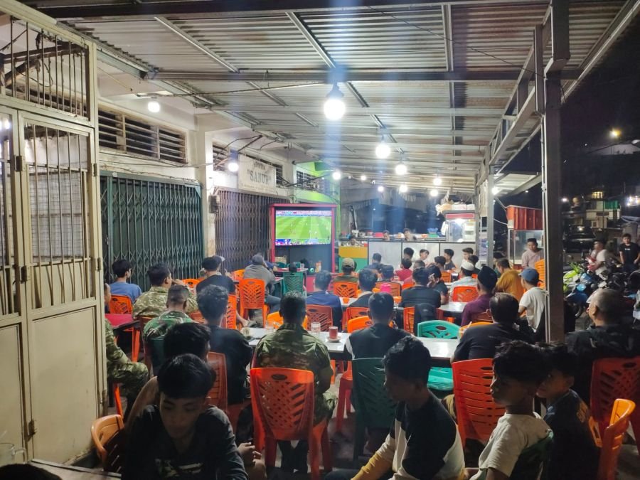 Babinsa Koramil 02/Kota Berbaur dengan Warga, Nobar Perebutan Juara 3 Piala Dunia 2026 Penuh Kehanga