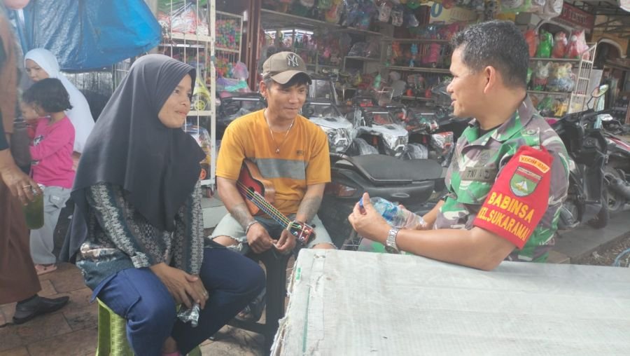 Babinsa Koramil 02/Kota Beri Pembinaan Humanis kepada Pengamen di Jalan Agus Salim