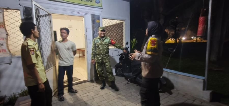 Babinsa Koramil 02/Kota Bersama Bhabinkamtibmas Sambangi Pos Kamling Saat Patroli Malam