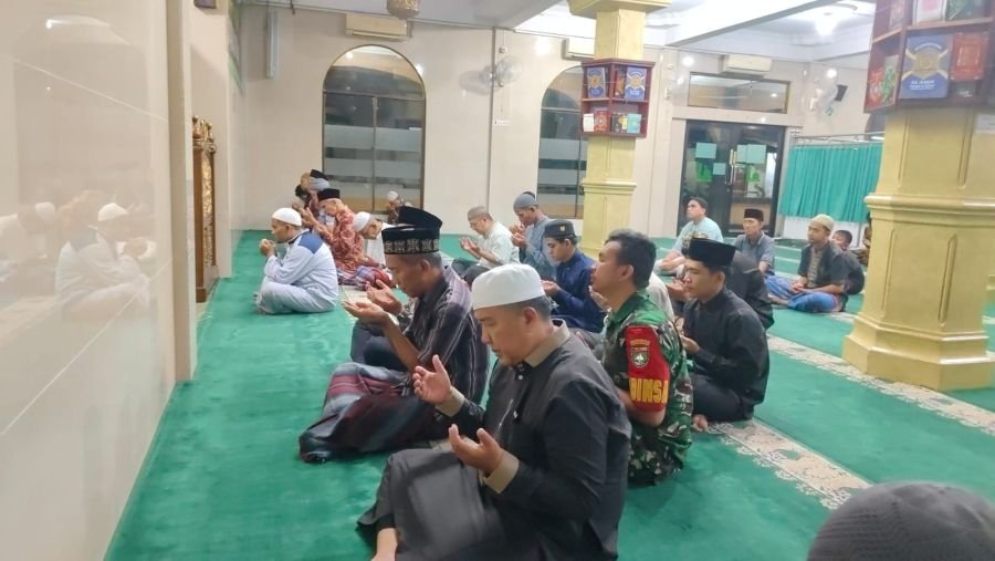 Babinsa Koramil 02/Kota Bersama Jemaah Masjid Al Manar Laksanakan Salat Istisqa