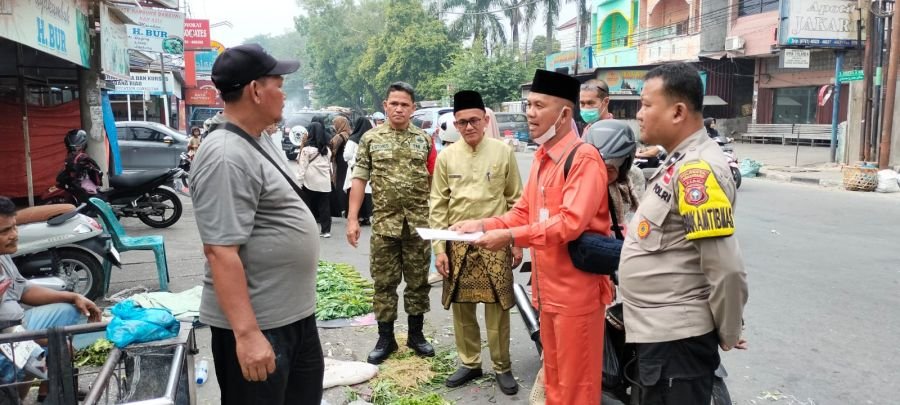 Babinsa Koramil 02/Kota Bersama Kelurahan Kota Baru Tertibkan Aktivitas PKL di Jalan Ahmad Yani