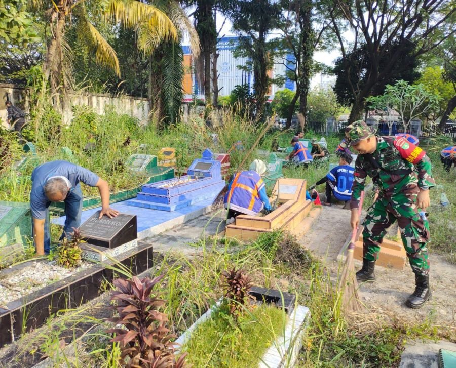 Babinsa Koramil 02/Kota Bersama Warga Gotong Royong Bersihkan TPU Taman Bahagia