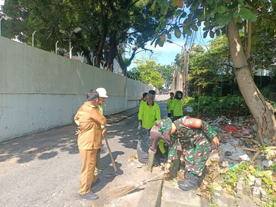 Babinsa Koramil 02/Kota Bersama Warga Tanah Datar Gotong Royong Bersihkan Drainase dan Rumput Liar