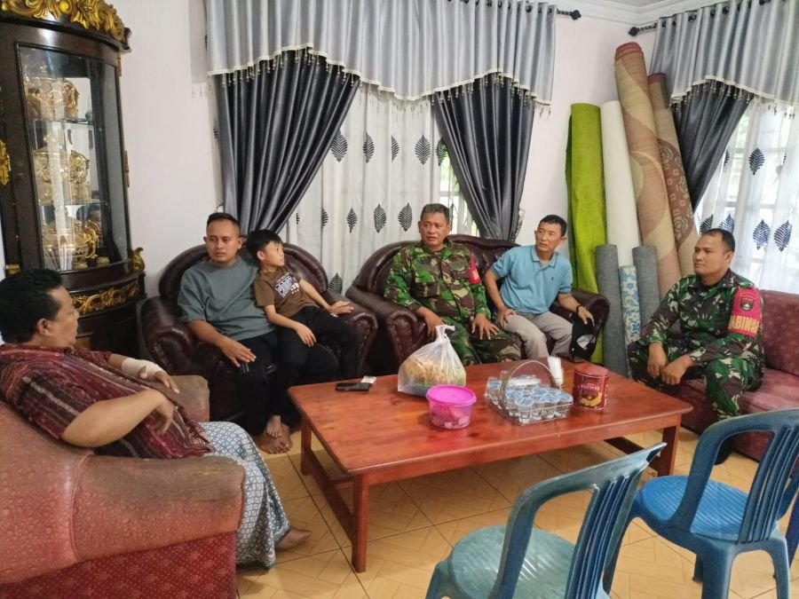 Babinsa Koramil 02/Kota Besuk Mantan Ketua RW 08, Wujud Kepedulian dan Pererat Silaturahmi