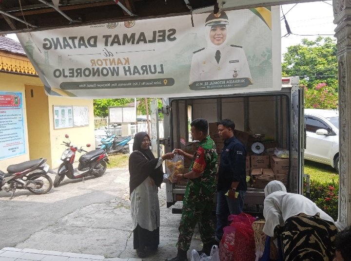 Babinsa Koramil 02/Kota Dampingi Bazar Sembako Murah, Warga Antusias Berbelanja