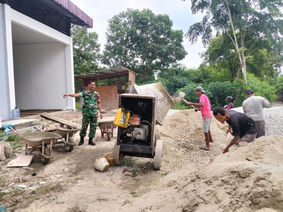 Babinsa Koramil 02/Kota Dampingi Pekerjaan Pengecoran Lahan Parkir Koperasi Merah Putih