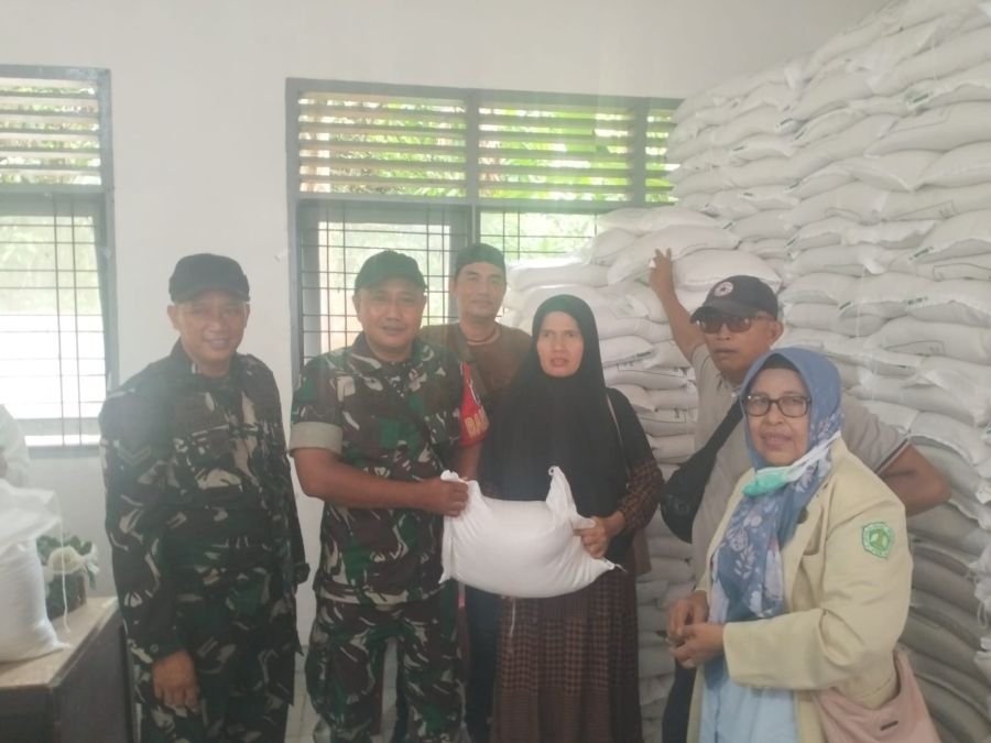 Babinsa Koramil 02/Kota Dampingi Penyaluran Bantuan Beras Bulog untuk Warga Sidomulyo Timur
