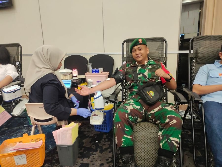 Babinsa Koramil 02/Kota Donorkan Darah, Wujud Pengabdian TNI untuk Kemanusiaan