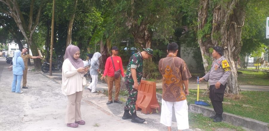 Babinsa Koramil 02/Kota Gotong Royong Bersama Warga Bersihkan Taman Kayu Putih