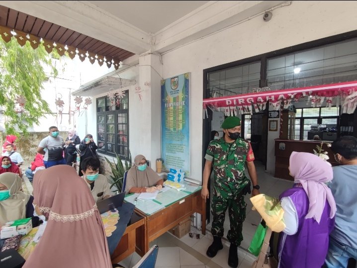 Babinsa Koramil 02/Kota Hadir Dampingi Layanan Kesehatan Gratis di Kelurahan Maharatu