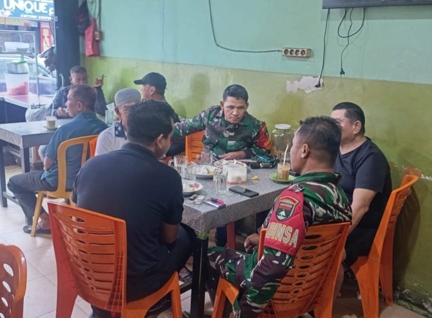 Babinsa Koramil 02/Kota Jalin Keakraban Bersama Warga Melalui Komsos di Warung Kopi