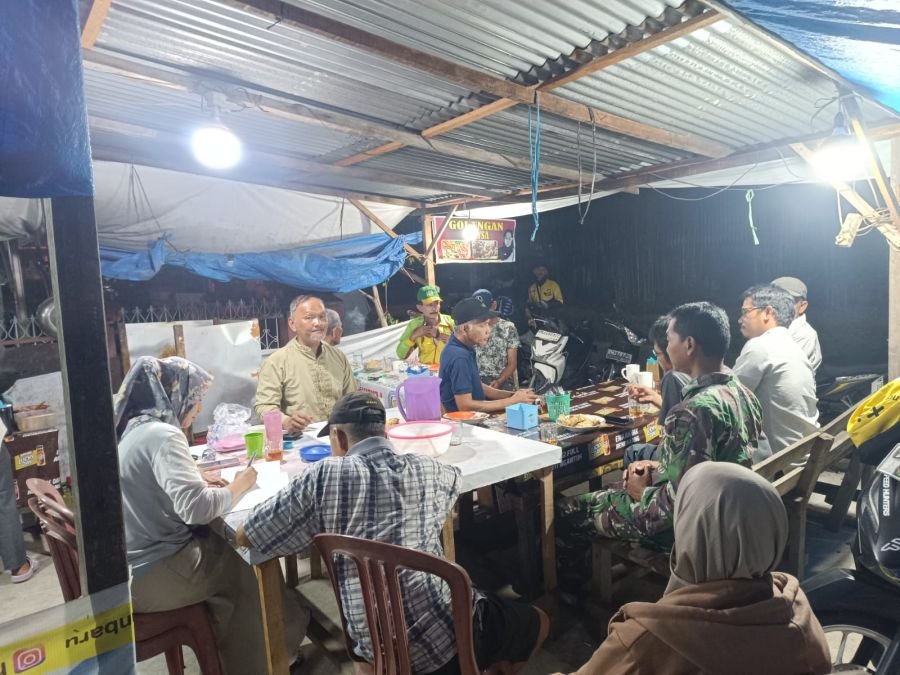 Babinsa Koramil 02/Kota Komsos Bersama Warga Saat Ronda Malam