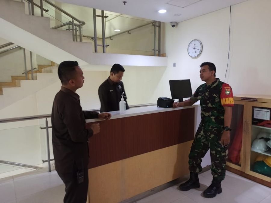 Babinsa Koramil 02/Kota Komsos dengan Satpam Eka Hospital, Tingkatkan Kewaspadaan Keamanan
