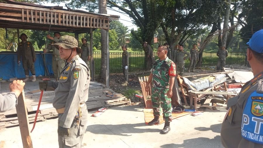 Babinsa Koramil 02/Kota Monitor Penertiban Bangunan Liar di Kawasan SMK Pertanian
