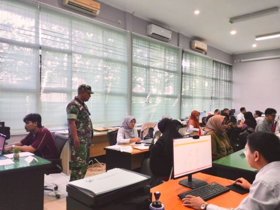 Babinsa Koramil 02/Kota Monitoring Wawancara Calon Petugas SE2026 di BPS Kota Pekanbaru