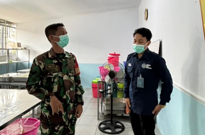 Babinsa Koramil 02/Kota Pastikan Standar MBG Terpenuhi di SPPG Tangkerang Barat