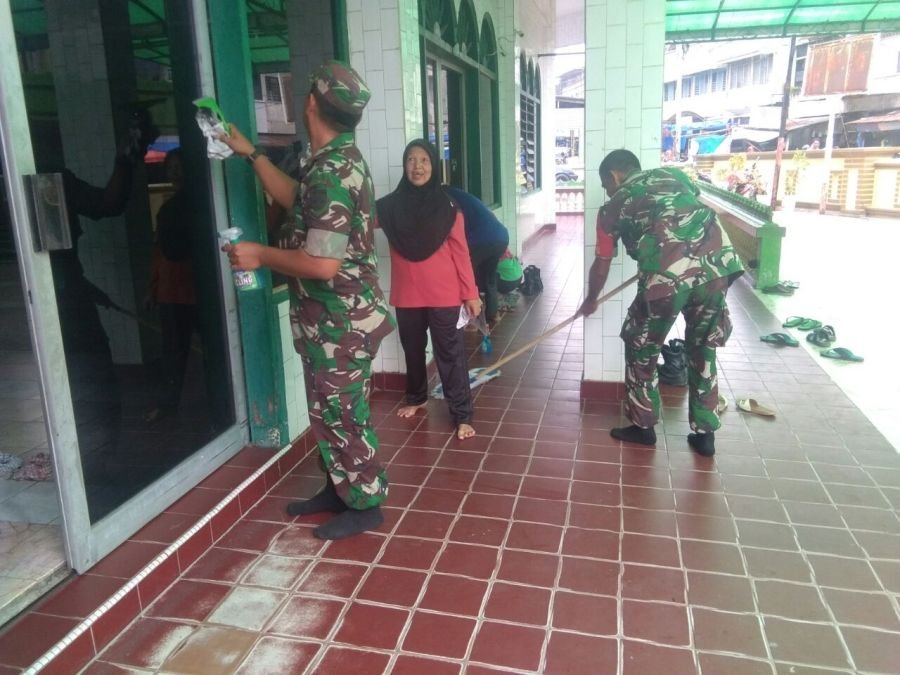 Babinsa Koramil 02/Kota Pekanbaru Pererat Kebersamaan Lewat Goro di Masjid Al Irsyad
